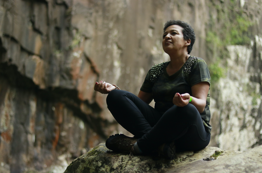 femme zen sur un rocher de shilajit